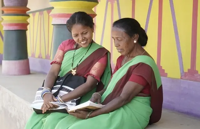 Zwei Barefoot Counsellors („Barfuß-Beraterinnen“): Bildung ist in Indien besonders für Mädchen die größte Chance auf eine selbstbestimmte Zukunft ohne Gewalt. | Foto: kfb / Rajiv Kumar Sah