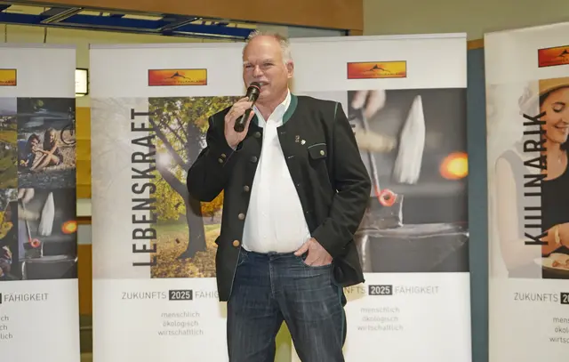 Franz Treichler aus der Pfarre Tieschen und Pfarrer Markus Schöck, Leiter des SR Feldbach, konnten Innovations-Preise des Steirischen Vulkanlandes entgegennehmen.  | Foto: Sschmidt