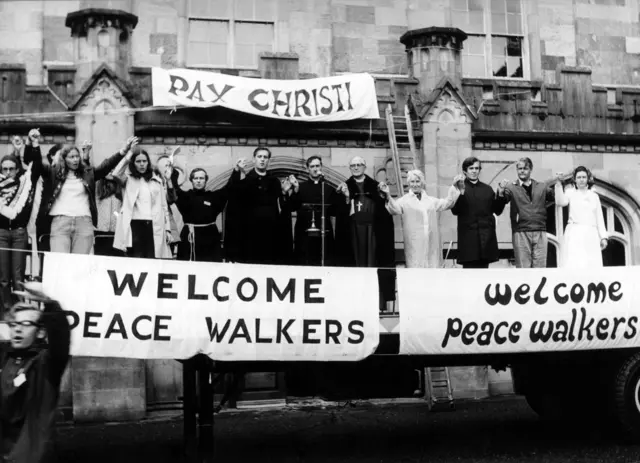 Pilgern für den Frieden. Mit den Worten „Willkommen, Friedenspilger“ wurden am 13. August 1972 bei einer ökumenischen Feierstunde Frauen und Männer im irischen Kilkenny begrüßt, die zum Abschluss einer Sternwallfahrt der internationalen katholischen Friedensbewegung Pax Christi unter dem Motto „Christliche Alternative zur Gewalt“ gekommen waren. | Foto: KNA
