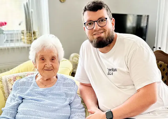 Mobile Pflege ist günstiger als ein Pflegeheim und auch viele Menschen möchten gerne im Alter zu Hause leben – wie Erna Rechberger, hier gemeinsam mit Caritas-Mitarbeiter Daniel Burgstaller. | Foto: Caritas OÖ