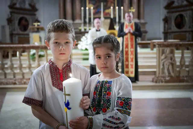 Ukrainische Kinder bei einem Gebet um Frieden im Dom zu Salzburg. | Foto: Erzdiözese Salzburg (eds) / Hiva Naghshi