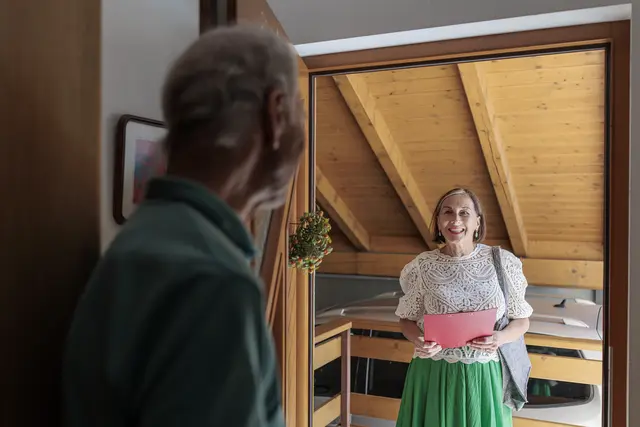 Wird von vielen Menschen freudig begrüßt: Gaby Pichler ist als Haussammlerin der Caritas in Pians unterwegs. | Foto: Caritas Tirol/Lackner