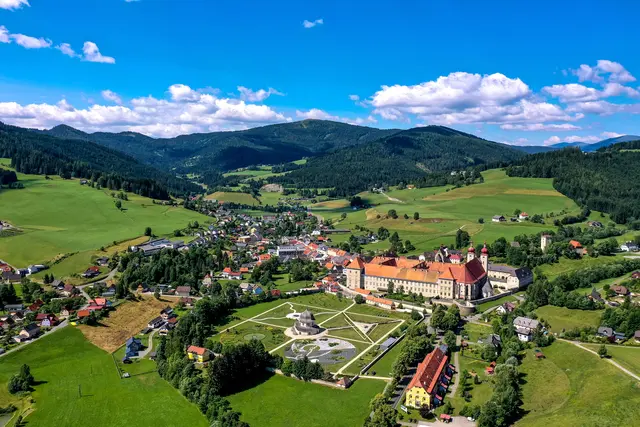 Stift und Stiftsgarten inmitten des herrlichen obersteirischen Panoramas.  | Foto: Tom Lamm | ikarus.cc