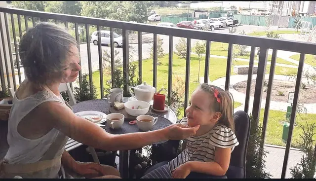 Ein Schnappschuss aus dem „früheren Leben“: Nadja V. und Tochter Daria beim Frühstück auf dem Balkon in der ukrainischen Stadt Butscha, die 2022 durch Kriegsverbrechen bekannt wurde.  | Foto: Nadja V.