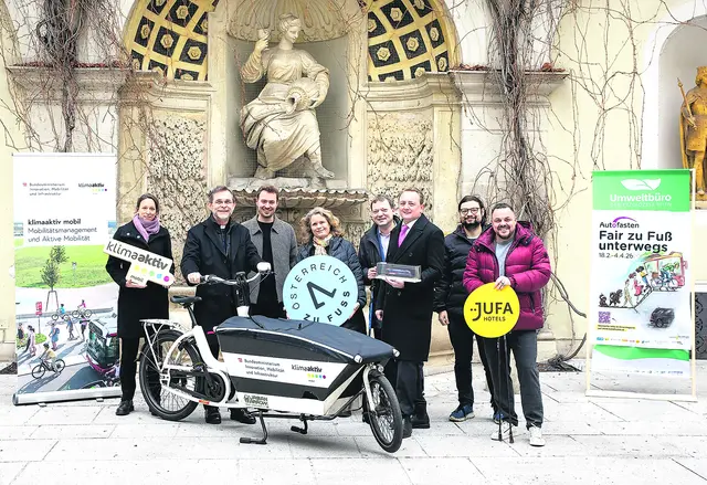 Breit aufgestellte Aktion: Wiebke Unbehaun, Leiterin der Abt. Aktive Mobilität und Mobilitätmanagement, Erzbischof Josef Grünwidl, Klemens Lesigang, Vorsitzender der Kath. Jugend Österreich, Ulla Rasmussen, Geschäftsführerin des VCÖ, Markus Gerhartinger, Sprecher der kath. und evang. kirchlichen Umweltbeauftragten Österreichs, Sven Pöllauer, Leiter der Marketing Abteilung der ÖBB Personalverkehr AG, Jakob Lissy, Klimaschutzreferent der evang. Kirche, Robert Brünner von den JUFA Hotels (v. li.) | Foto: Aktion Autofasten