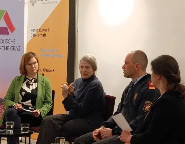 Kathrin Karloff (l.) und Daniela Felber (r.) moderierten das Gespräch mit Helga Kromp-Kolb (2. v. l) und Brandoberkommissär Andreas Schmuck (3. v. l) im Minoritenzentrum in Graz. 