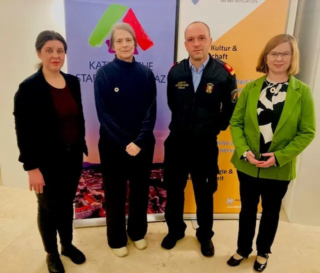 Daniela Felber von der Stadtkirche Graz (l.) und Kathrin Karloff vom Bildungsforum bei den Minoriten (r.) mit den Gesprächsgästen des Abends: Klimawissenschafterin Helga Kromp-Kolb (2. v. l.) und Oberkomissär der Grazer Berufsfeuerwehr Andreas Schmuck (2. v. r.).