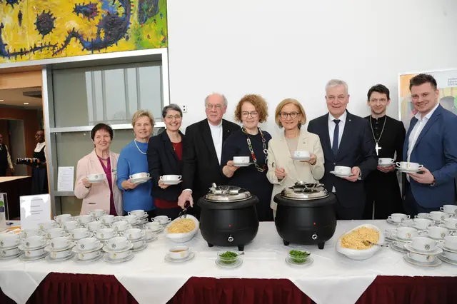 Anna Raab (kfb), Anna Rosenberger (Suppenrezeptspenderin), kfb-Vorsitzende Monika Liedler, Bischof Alois Schwarz, Christiane Teschl-Hofmeister, Landeshauptfrau Johanna Mikl-Leitner, Landesrat Anton Kasser, NÖ-Superintendent Michael Simmer. 