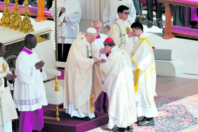 Papst Leo XIV. erhält bei seiner Amtseinführung den Fischerring.
 | Foto: Lola Gomez/CNS photo/KNA