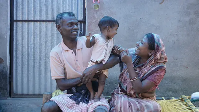 Glückliche Familien, in denen Mann und Frau gemeinsam für die Kinder sorgen, sind ein langfristiges Ziel der kfb-Projekte in Indien. | Foto: kfb