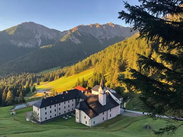 Der Wallfahrtsort Maria Waldrast bei Matrei am Brenner gehört zu den höchstgelegenen der Alpen. Das dortige Servitenkloster am Fuße des Serles liegt auf 1.638 Meter Höhe. Ein Großteil des Klosters wird als Klostergasthof „Maria Waldrast“ geführt.
www.mariawaldrast.at
