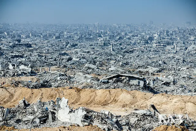 Zwei Jahre Krieg haben im sogenannten Gazastreifen verheerende Spuren hinterlassen. Aus einer Datenanalyse des Bayerischen Rundfunks (BR) geht hervor, dass 70 Prozent aller Gebäude in der Stadt Gaza beschädigt oder zerstört sind. In einigen Städten sind die Schäden sogar noch größer.  | Foto: Andrea Krogmann/KNA