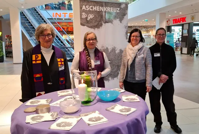  Im Citypark teilten (v. l.) Regina Lechner (altkath.), Petra Lex (kath.), Waltraud Salzger (kath.) und Veronika El Sheikh (altkath.) das Aschenkreuz aus und spendeten Segen für die Fastenzeit. | Foto: privat