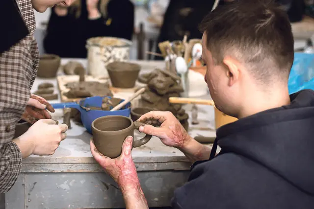 Die „Akademie der Veteranen“ in Lwiw: Menschen, die im Krieg Schreckliches erlebt haben, können im künstlerischen Gestalten Ruhe finden. | Foto: Академія для ветеранів/Lviv National Academy of Arts