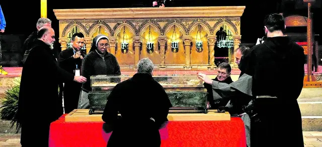 Letzten Sonntag begann die öffentliche Ausstellung der Knochen des heiligen Franz von Assisi in einem durchsichtigen Reliquienbehälter in der Unterkirche der Basilika San Francesco. | Foto: APA-Images / AP / Gregorio Borgia