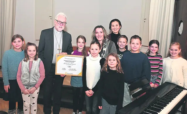 Die Kindermusicalgruppe aus dem Dekanat Villach-Stadt belegte den 2. Platz. Bischof Josef Marketz überreichte den Preis. Im Bild mit den Leiterinnen Magdalena Riegler und Felicity Lee