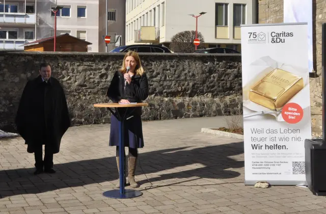 Einen zweiten Auftakt zu dieser Jubiläums-Haussammlung setzte die Caritas am 27. Februar in Fohnsdorf mit Caritas-Direktorin Nora Tödtling-Musenbichler (r.) und Generalvikar Erich Linhardt (l.). | Foto: Caritas