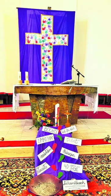 Ds Fastentuch in der Pfarre Felling wurde auf Anregung von Pfarrkirchenrats-Stellvertreterin Ingrid Kaufmann gestaltet. | Foto: zVg