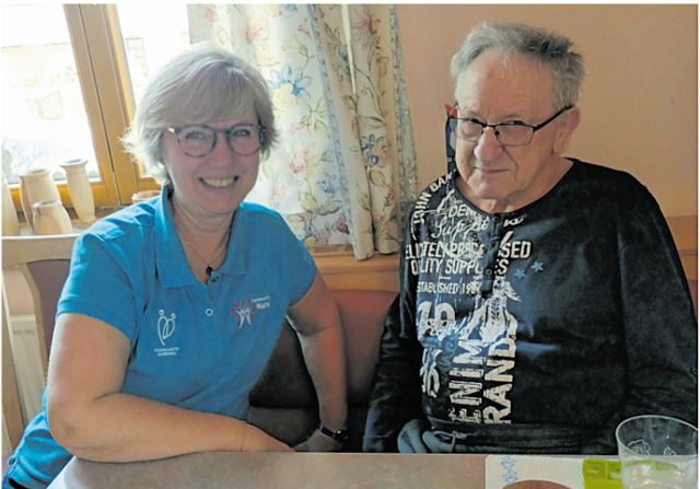 Regina Artner ist Diplomierte Gesundheits- und Krankenpflegerin und in acht Waldviertler Gemeinden als Community Nurse im Einsatz. Am Foto ist sie in einer Beratungssituation zu sehen. 
 | Foto: zVg
