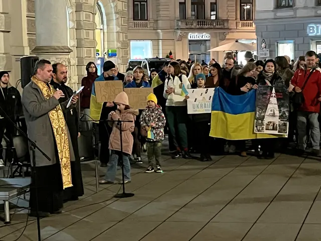 Bei einer Gedenkveranstaltung am Grazer Hauptplatz am 24. Februar sprach u. a. der Seelsorger der ukrainisch griechisch-katholischen Kirche, Bohdan Karpliak (ganz l.).  | Foto: Hohl