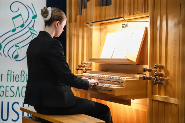 Am 12. Jänner wurde die Pfeifenorgel der Brucker Musikschule gesegnet, seither können SchülerInnen das Instrument nutzen. | Foto:  Stadt Bruck/Paller