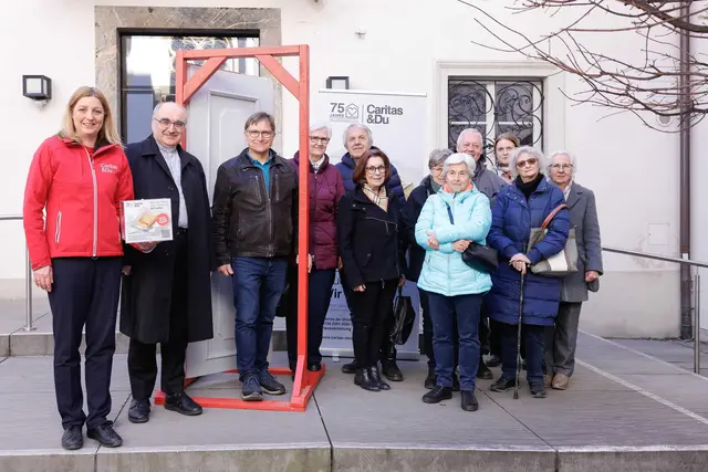 In der Grazer Herrengasse sammelten (v. l.) Caritas-Direktorin Nora Tödtling-Musenbichler und Bischof Wilhem Krautwaschl gemeinsam mit langjährigen SammlerInnen.  | Foto: Neuhold
