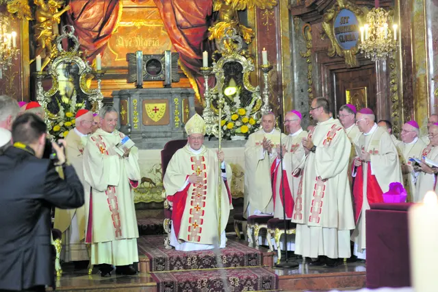 Bischof Alois Schwarz nimmt 2018 auf der Kathedra der Diözese St. Pölten Platz und wird damit Diözesanbischof von St. Pölten.  | Foto: Ferdinand Bertl / Archiv