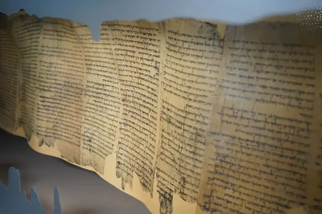 Die 7,3 Meter langen Schriftrollen vom Toten Meer (Bild) waren erst wenige Tage in Jerusalem ausgestellt. Nun wurden sie in Sicherheit gebracht.  | Foto: Bibelhaus Frankfurt