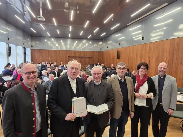 V. l.: Organisator Christian Ebner, Bischof Alois Schwarz, Weihbischof Anton Leichtfried, Neutestamentler Walter Schaupp, Moderatorin Michaela Lugmaier, Generalvikar Christoph Weiss.  | Foto: Wolfgang Zarl