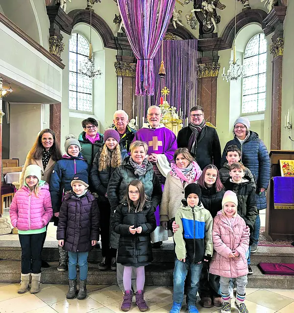 Schülerinnen und Schüler waren an der Erschaffung des neuen Fastentuchs in der Georgskirche beteiligt. | Foto: zVg