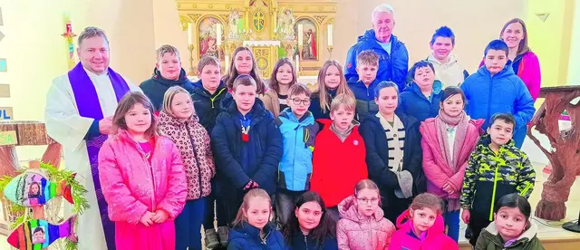 Neuberg. Am Aschermittwoch teilte Pfarrer Marko Zadravec den Kindern der Volkschule im Rahmen der Liturgie das Aschenkreuz aus.