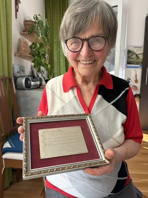 Karolina Wibmer mit einem Orden, den ihr Menschen aus Zentralbrasilien überreicht haben, die sie jahrzehntelang betreut hat. Übers Smartphone ist sie bis heute mit ihnen verbunden.      | Foto: Kaltenhauser