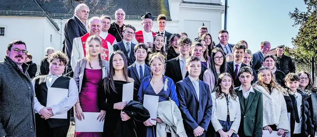Gruppenfoto mit Firmlingen, Firmbegleitern und Geistlichen in Baumgarten. | Foto: SportEventFotografie – Roman Stoiber