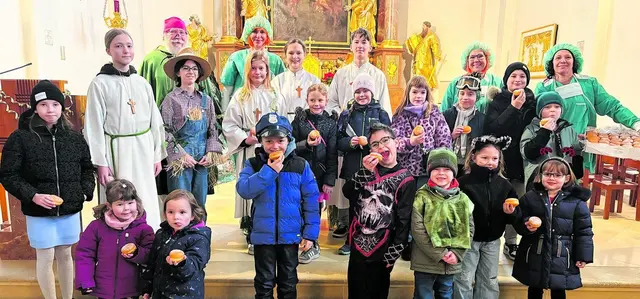 Deutschkreutz. Die verkleideten Gläubigen feierten gemeinsam mit Pfarrer Nikolas O. Abazie den Gottesdienst am Faschingssonntag.