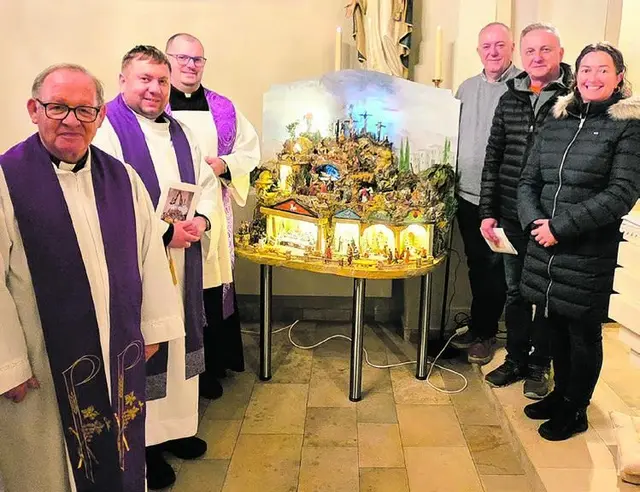 Gamischdorf: Dechant Karl Schlögl weihte am ersten Freitag der Fastenzeiet die Passionskrippe.