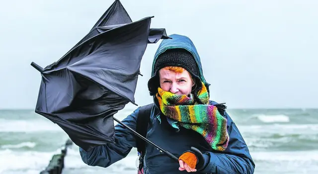 Gegen einen „Shitstorm“ (Sturm der Entrüstung) hilft kein Regenschirm. | Foto: EyeEm Mobile GmbH/iStock