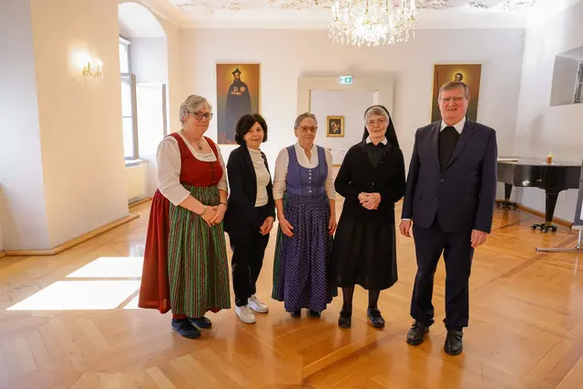V. l.: Stefanie Fischer, Jelena Blazevic, Rosemarie Vötsch, Sr. Sigrid Guggenberger und Msgr. Franz Neumüller. | Foto: Gerd Neuhold/Sonntagsblatt für Steiermark