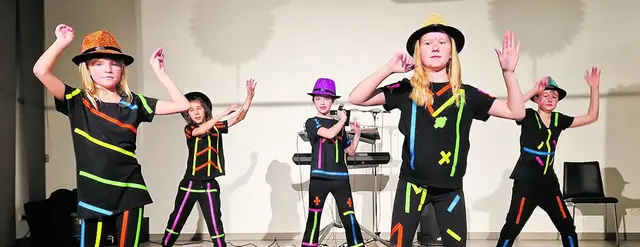 Wiesen. Beim traditionellen Pfarrfasching am Faschingmontag konnte Pater Joseph Jomon im übervollen Pfarrheim wieder viele Besucher begrüßen. Wie jedes Jahr wurde den Gästen einiges geboten. Neben den lustigen Darbietungen der Erwachsenen erntete besonders die Tanzeinlage der Kinder viel Applaus.