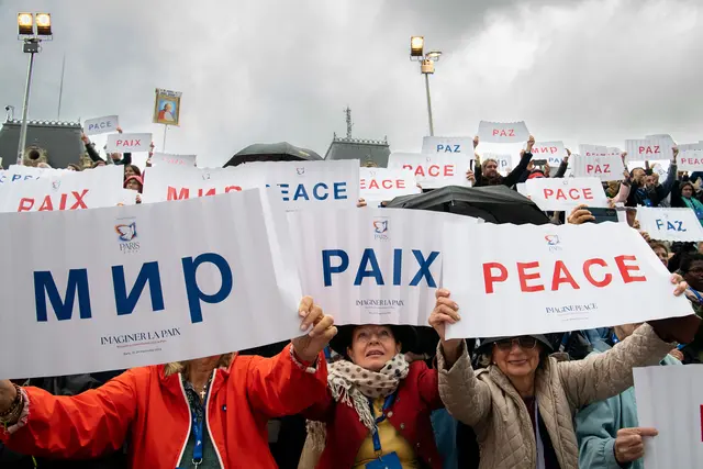 Mir, Paix, Paz, Pace, Peace: Das Wort „Frieden“ bedeutet mehr als Abwesenheit von Krieg und Gewalt. Damit verbunden ist der Wunsch nach einem guten Leben für alle Menschen. (Bild: Abschlusskundgebung am Friedenstreffen der Katholischen Gemeinschaft Sant‘Egidio 2024 in Paris.) | Foto: KNA