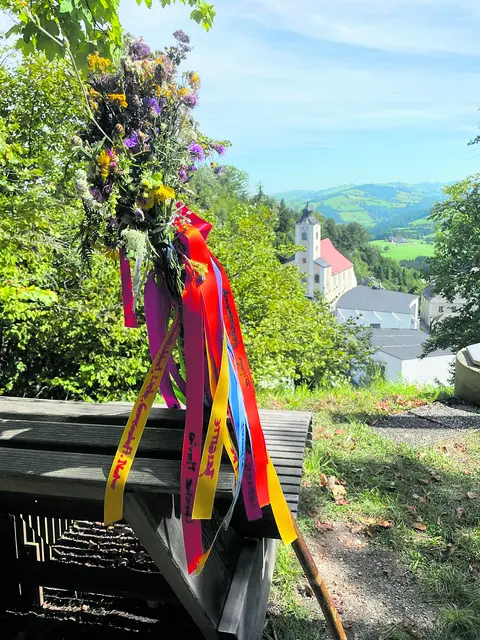 Pilgern in der aufblühenden Natur.  | Foto: Katholisches Bildungswerk