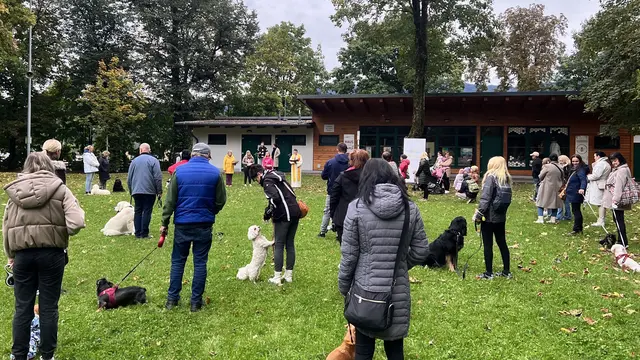 Tiersegnung. Am Gedenktag des heiligen Franz von Assisi lädt das Seelsorgeteam zusammen mit der Stadtgemeinde Knittelfeld in den Stadtpark ein, wo in einer kurzen Andacht die Schönheit der Schöpfung gefeiert wird. Zum Schluss werden die Tiere und Stofftiere sowie natürlich auch alle Zweibeiner gesegnet. | Foto: Ponnambel