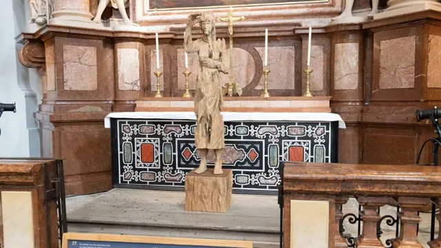 „Lichtblick“ heißt die Holzskulptur von Andreas Kuhnlein, die im Passauer Dom enthüllt wurde.  | Foto: Hintermayr