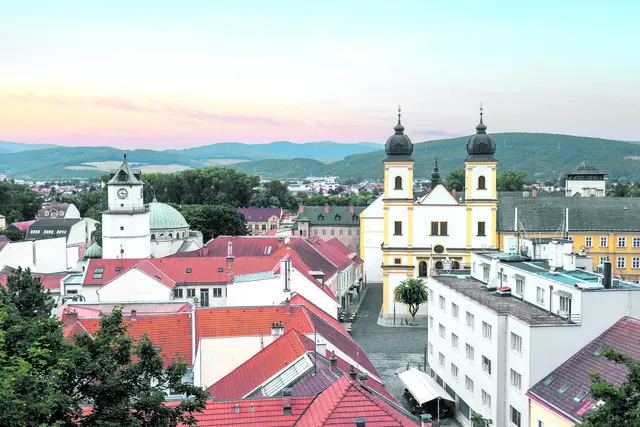 Blick auf Trenčín und die Piaristenkirche.
 | Foto:  Uslatar/Adobe