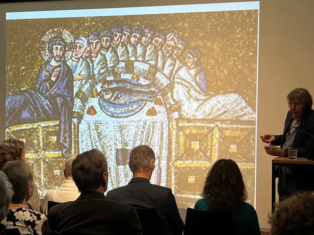 Fünf Brote und zwei Fische. Die erste Darstellung des Abendmahls (um 500) auf einem Mosaik in Ravenna knüpft an die wunderbare Speisung an. Anhand frühchristlicher Motive zeigte Peter Trummer, dass das Christentum des ersten Jahrtausends ohne den Opfergedanken auskam.  | Foto: Herbst