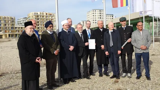 Am Gelände des geplanten „Campus der Religionen“ schlossen sich Vertreter von zehn Kirchen und Religionsgemeinschaften der Wiener Erklärung – Religionen für den Frieden an. | Foto: Gnilsen 
