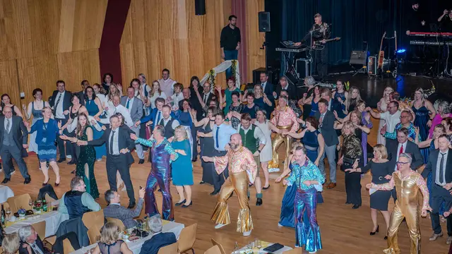 Der „Ball der bunten Kirche“ ist ein Highlight des Jahres. Organisiert und durchgeführt von Ehrenamtlichen aus allen Pfarren des Seelsorgeraums, zieht er jedes Mal hunderte begeisterte BesucherInnen an und zeugt von Vielfalt, Zusammenhalt und Engagement über die Pfarrgrenzen hinaus. | Foto: Klösch 