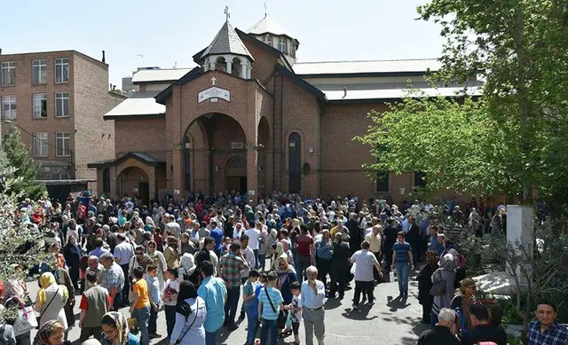 Obwohl die christlichen Gemeinden im Iran zu den ältesten christlichen Gemeinschaften weltweit gehören, leben viele ChristInnen im 90-Mio.-Einwohner-Land im Verborgenen und treffen sich in Hauskirchen. Im Bild: die Kirche der Heiligen Übersetzer (Surb Targmantschatz) in der Hauptstadt Teheran. Sie wurde 1968 geweiht und gehört zum Bistum Teheran des Katholikats von Kilikien der Armenisch-Apostolischen Kirche.  | Foto: wiki/Joanna Abadian (2018) 