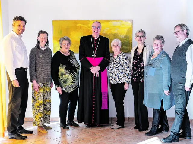 Stefan Matkovits, Karin Dworzak, Franziska Ivancsics, Claudia Pinczolits, Susi Fidler und Christa Gaunersdorfer mit Bischof und Pfr. Ignaz Ivanschits.
 | Foto: Ilyana Krisam (3)