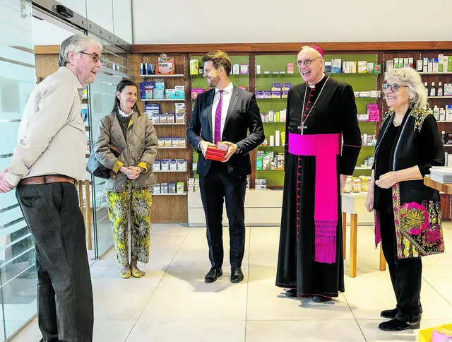 Apotheker Johann Trimmal, PGRin Karin Dworzak, Bürgermeister Christoph Wolf, Bischof Ägidius und Eva Trimmal in Hornsteins neuer Apotheke.
