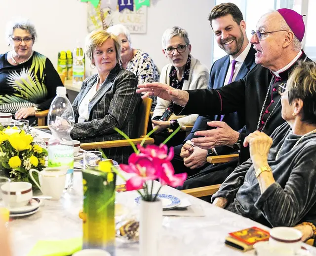 Bischof Ägidius Zsifkovics mit Bürgermeister Christoph Wolf im Gespräch mit Bewohnerinnen der Seniorenwohnungen in der Alten Bandfabrik.